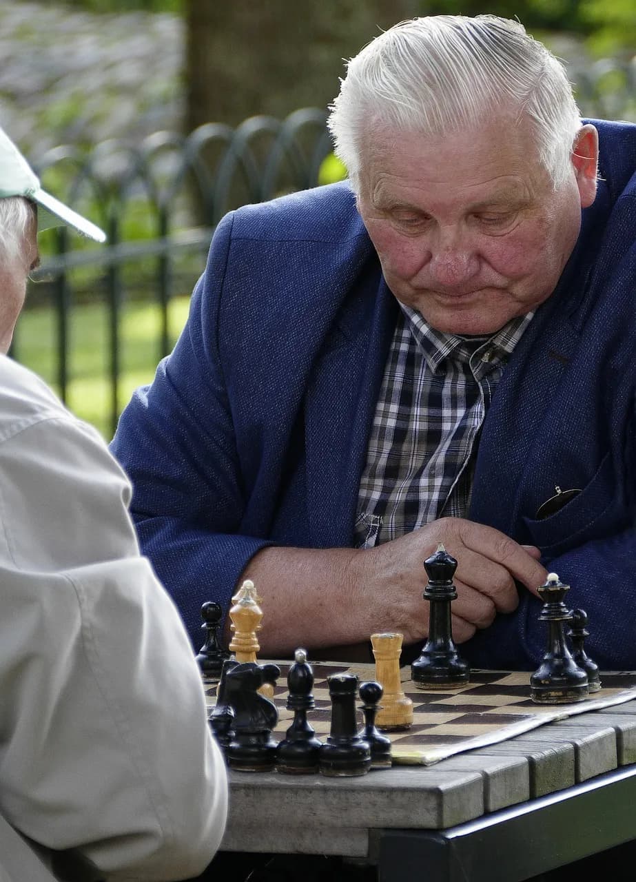 Betreuerin und Seniorin bei einer gemeinsamen Aktivität zu Hause