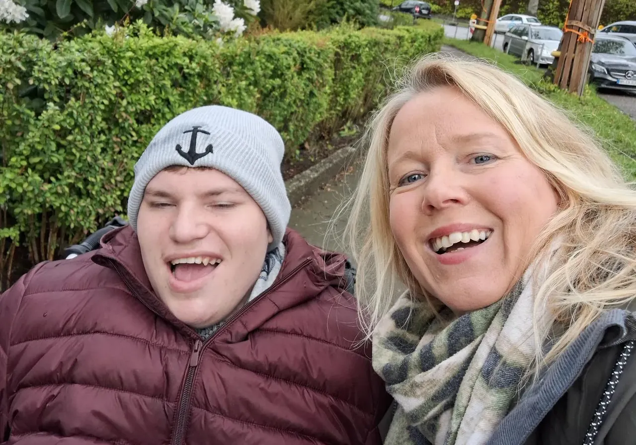 Alltagsbegleiterin von Junior-Senior mit einem Kunden nach dessen Krankenhausaufenthalt